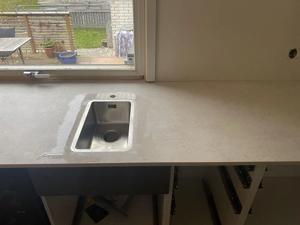 Køkkenbordplade i Dekton Lunar, Sävedalen – billede 5