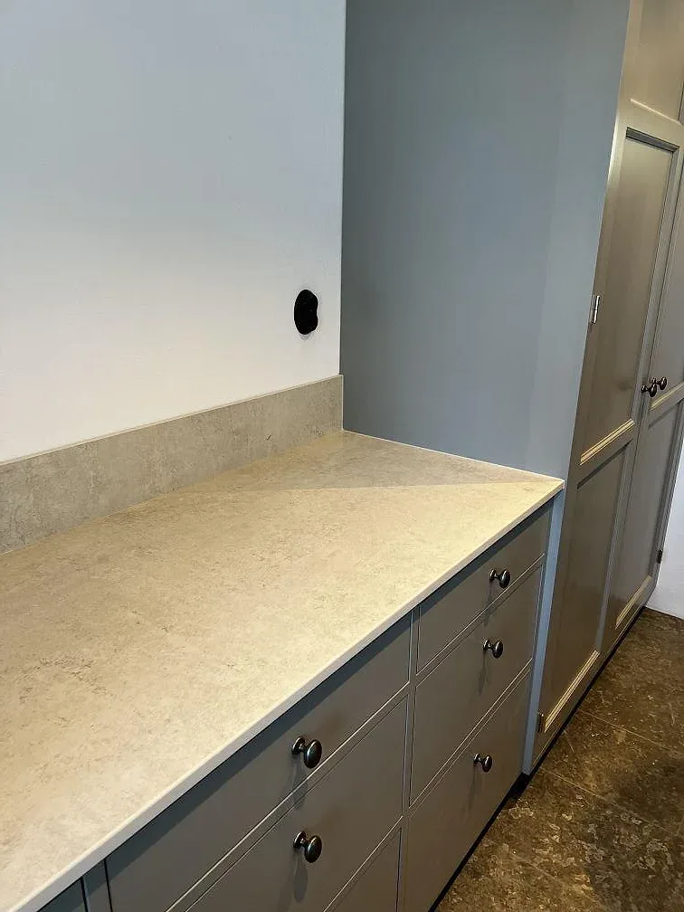 Køkkenbordplade i Dekton Lunar, Tygelsjö – billede 5