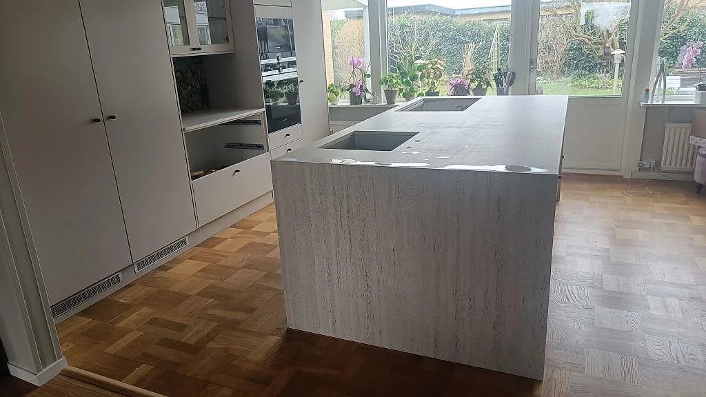 Køkkenbordplade i Dekton Marmorio, Limhamn