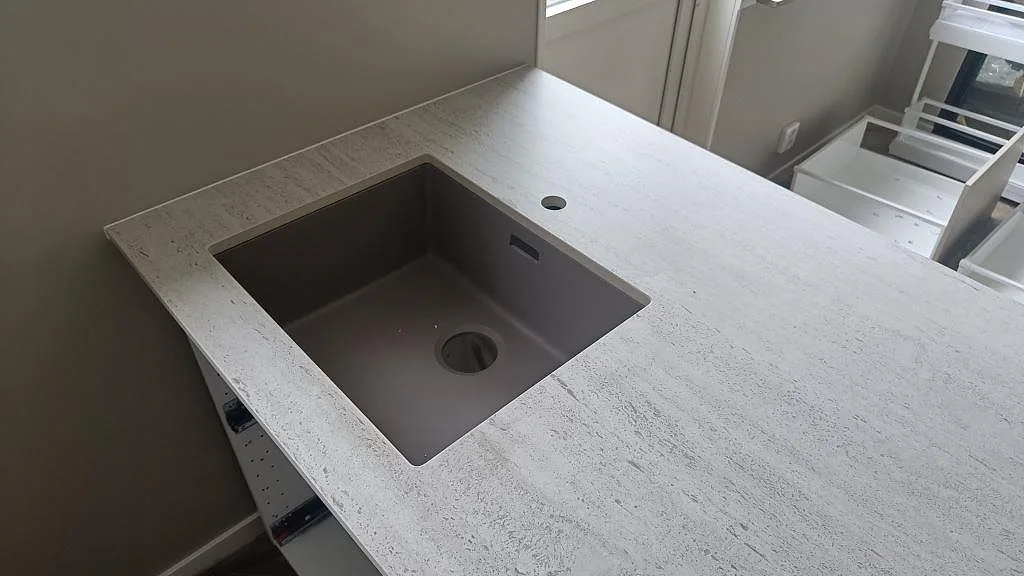 Køkkenbordplade i Dekton Marmorio, Mölndal – billede 3