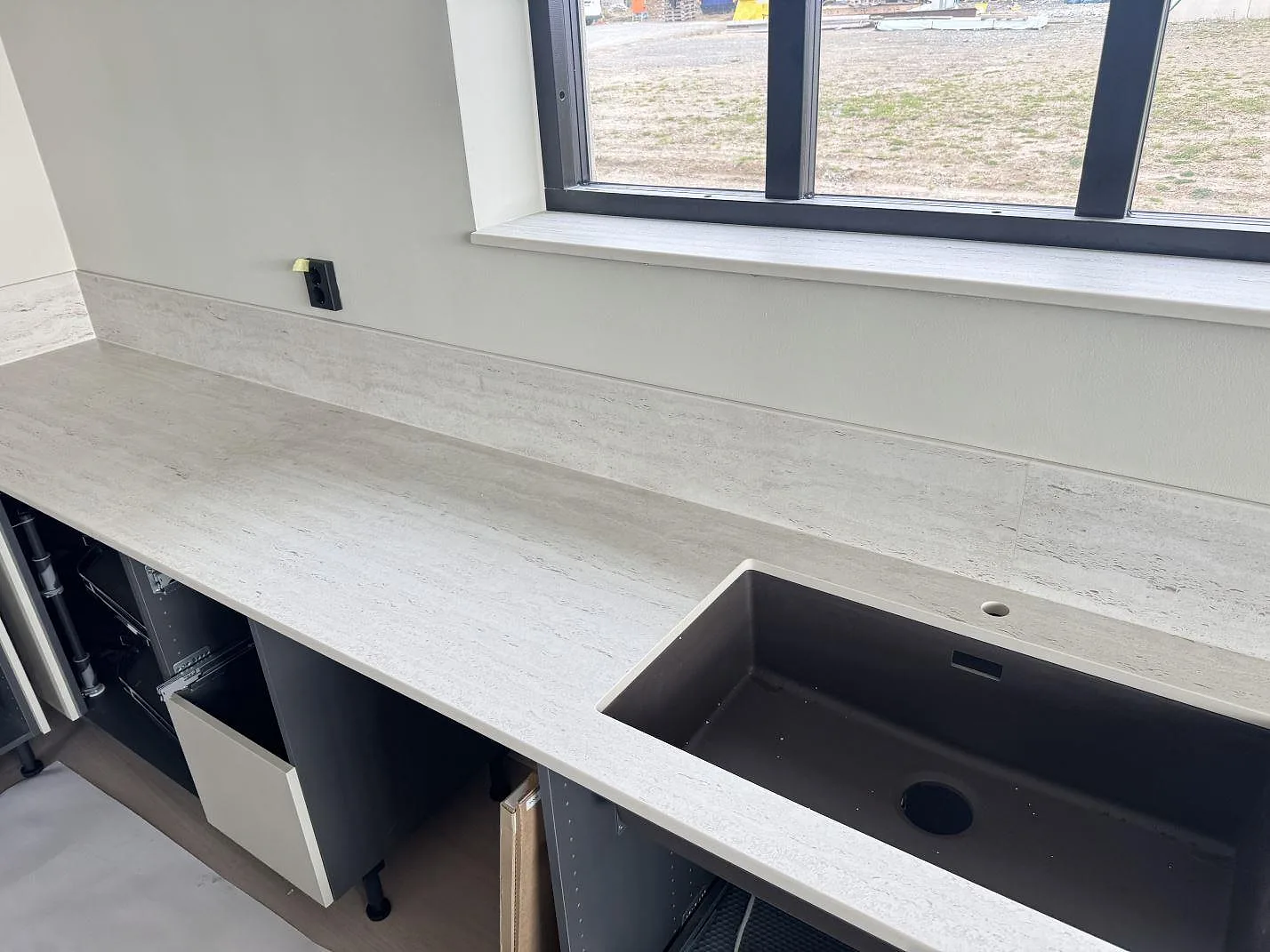 Køkkenbordplade i Dekton Marmorio, Skurup – billede 6