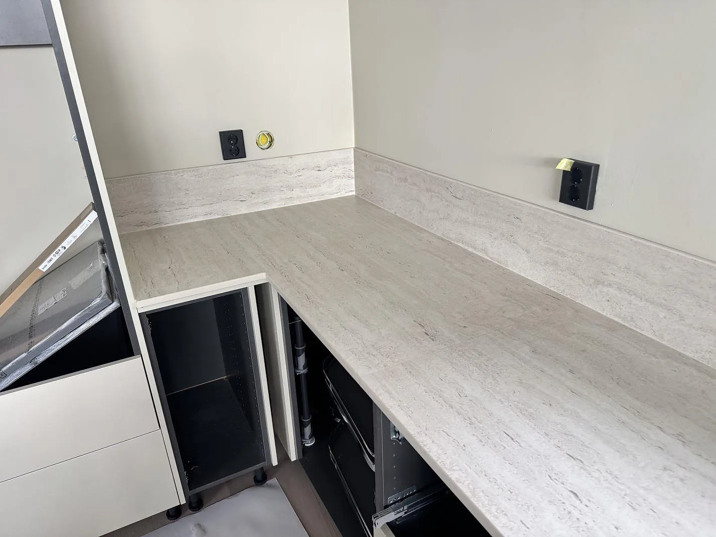Køkkenbordplade i Dekton Marmorio, Skurup – billede 5