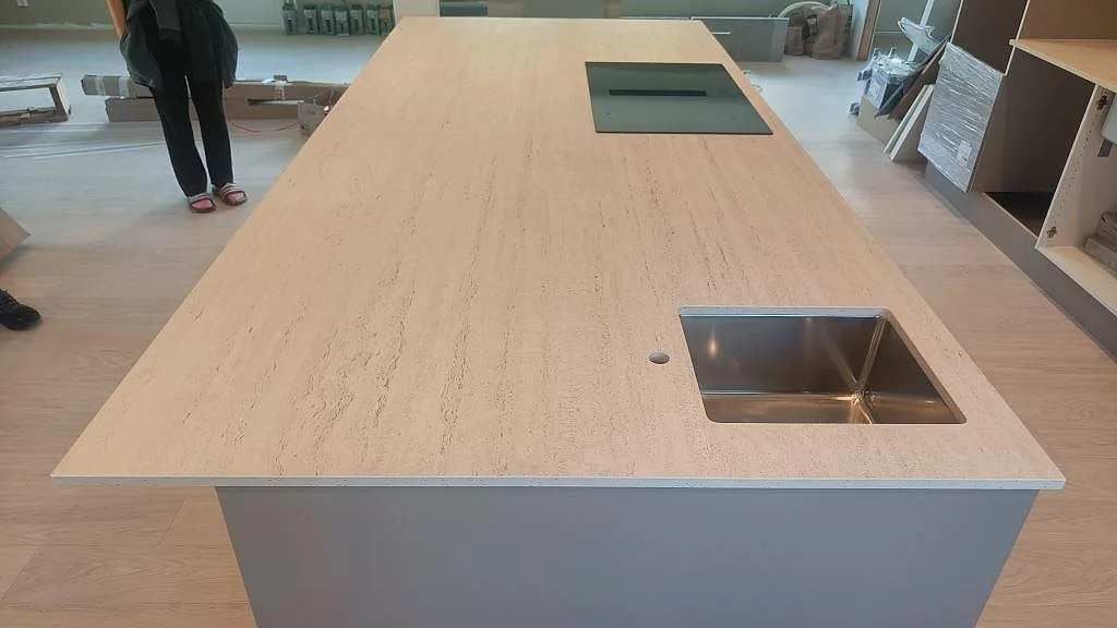 Køkkenbordplade i Dekton Marmorio, Uddevalla – billede 2