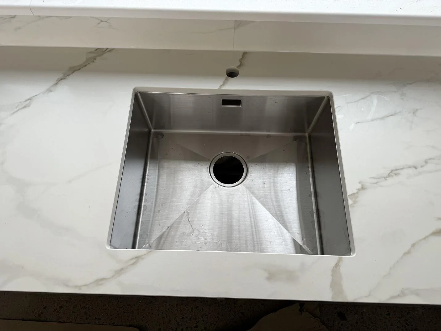 Køkkenbordplade i Dekton Morpheus Velvet, Billesholm – billede 5