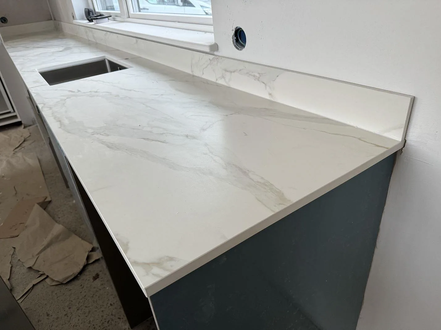 Køkkenbordplade i Dekton Morpheus Velvet, Billesholm – billede 2