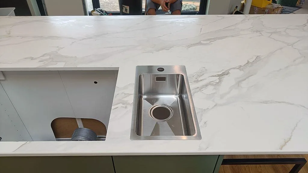 Køkkenbordplade i Dekton Morpheus Velvet, Kungsbacka – billede 3