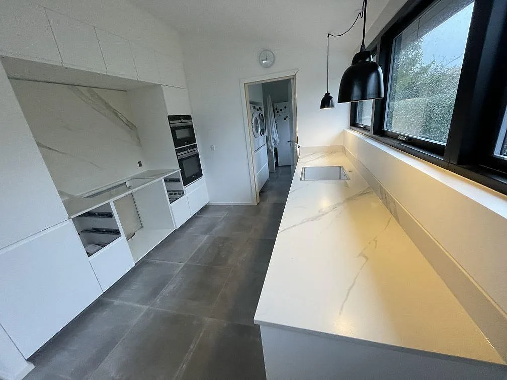Gennemført projekt: Køkkenbordplade i Dekton Opera Velvet, Solroed Strand.