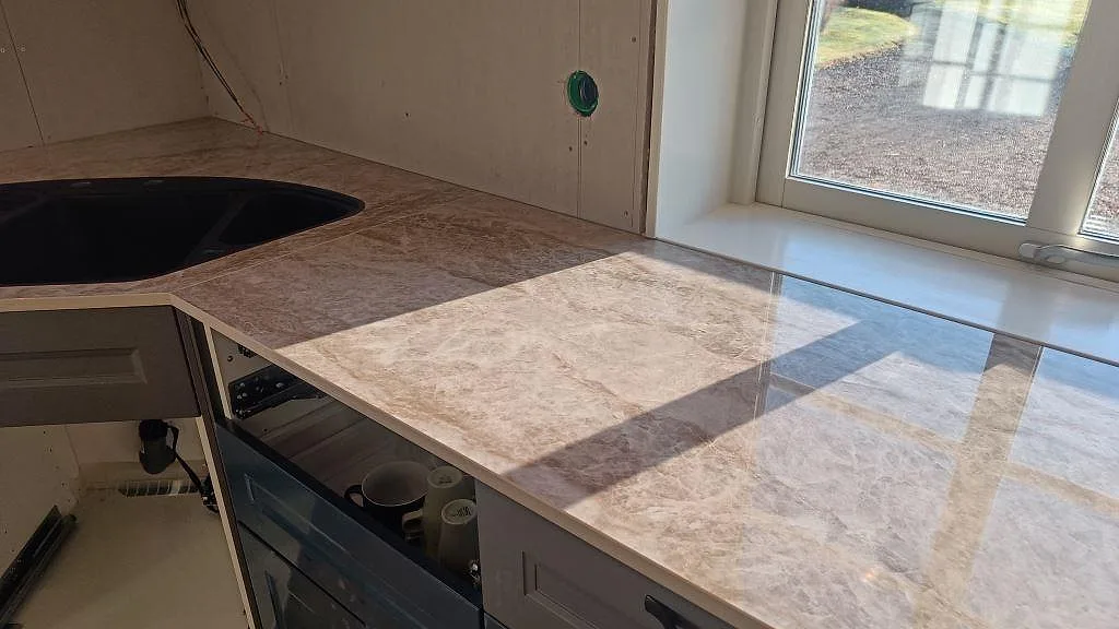 Køkkenbordplade i Dekton Taga, Grästorp – billede 2