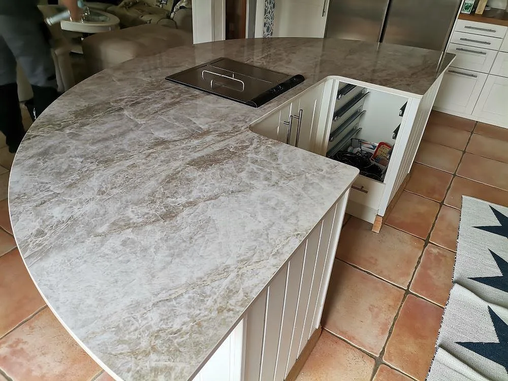 Rundet køkkenø i Dekton Taga, Skå