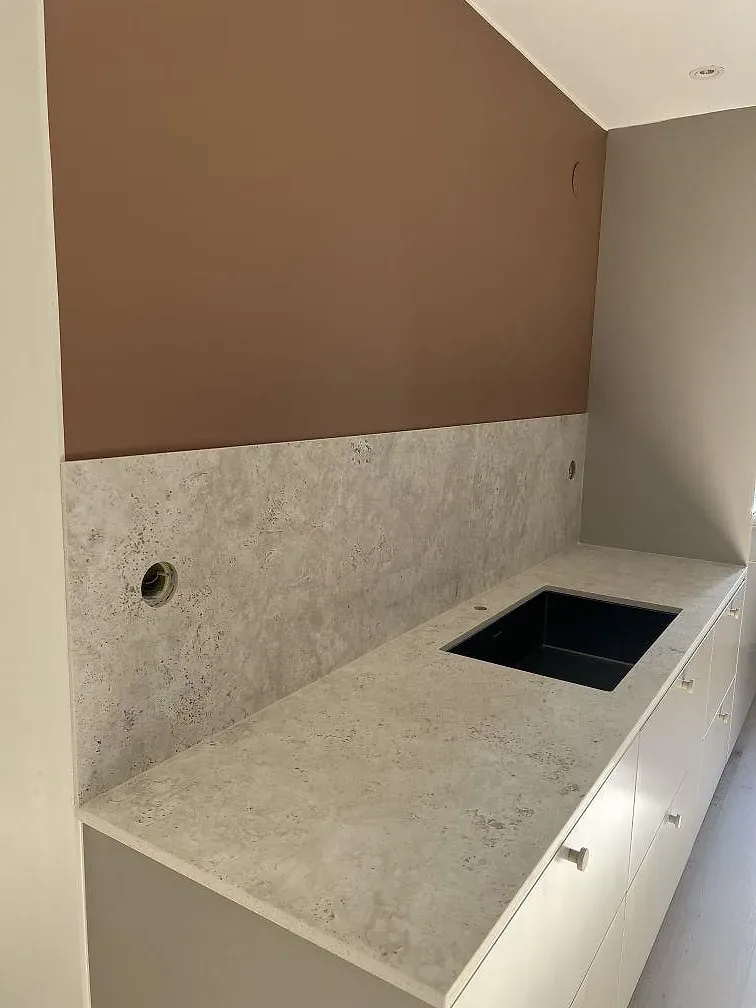 Gennemført projekt: Bordplade i Dekton Tk05 Sabbia, Bunkeflostrand.