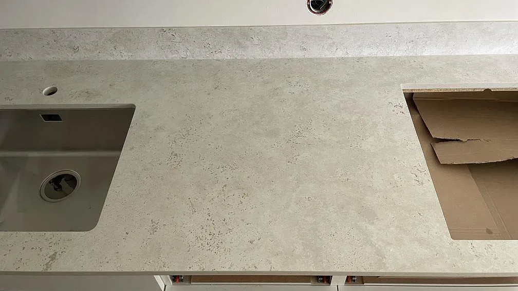 Køkkenbordplade i Dekton Tk05 Sabbia, Halmstad – billede 3