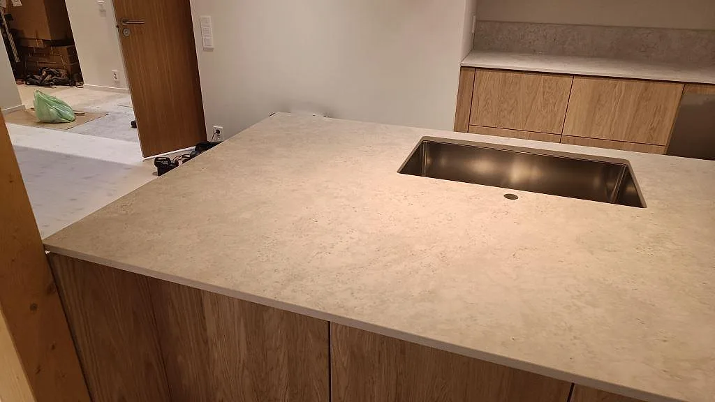 Køkkenbordplade i Dekton Tk05 Sabbia, Höllviken – billede 3