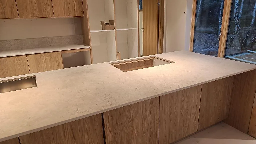 Køkkenbordplade i Dekton Tk05 Sabbia, Höllviken – billede 4