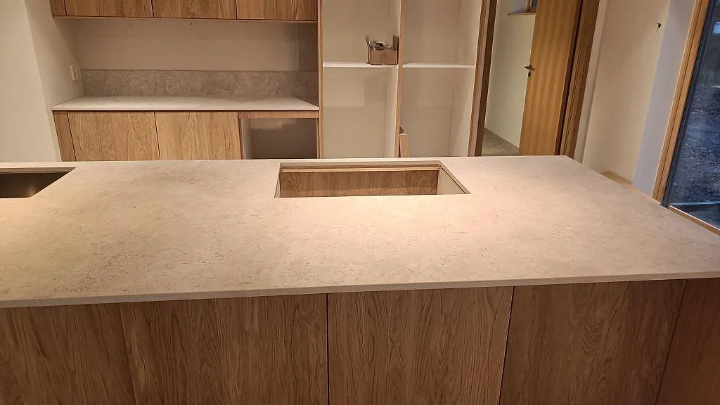 Køkkenbordplade i Dekton Tk05 Sabbia, Höllviken – billede 5