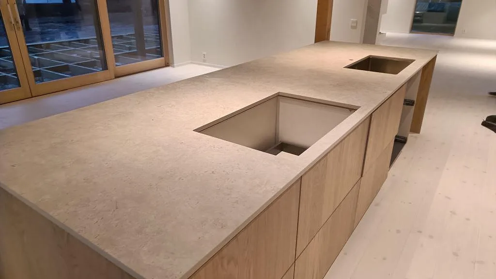 Køkkenbordplade i Dekton Tk05 Sabbia, Höllviken – billede 2