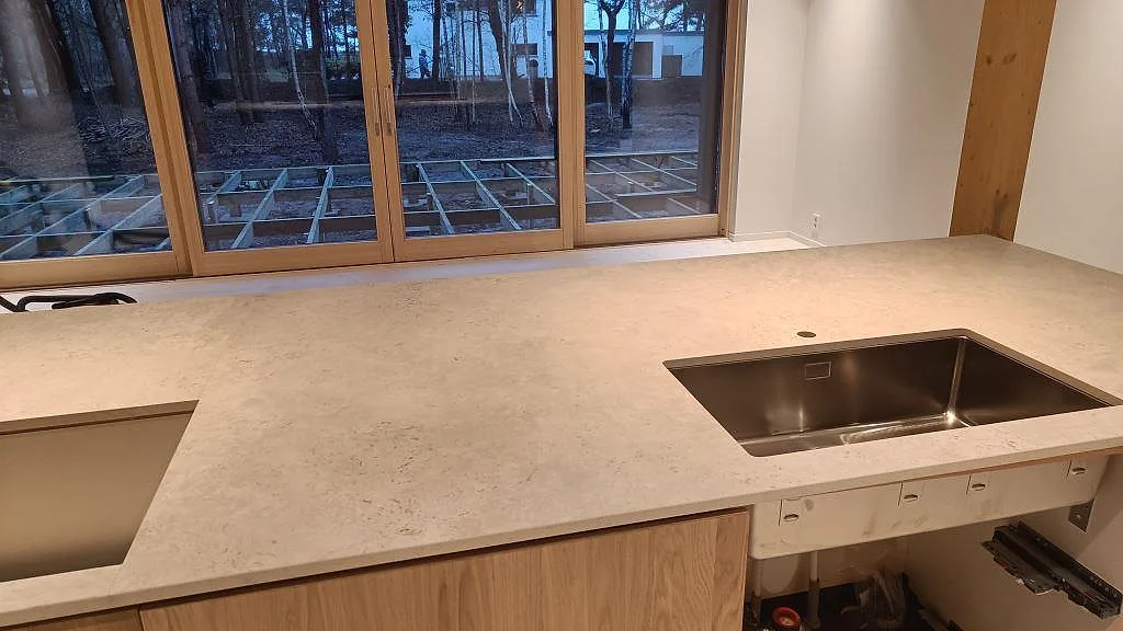 Køkkenbordplade i Dekton Tk05 Sabbia, Höllviken – billede 6