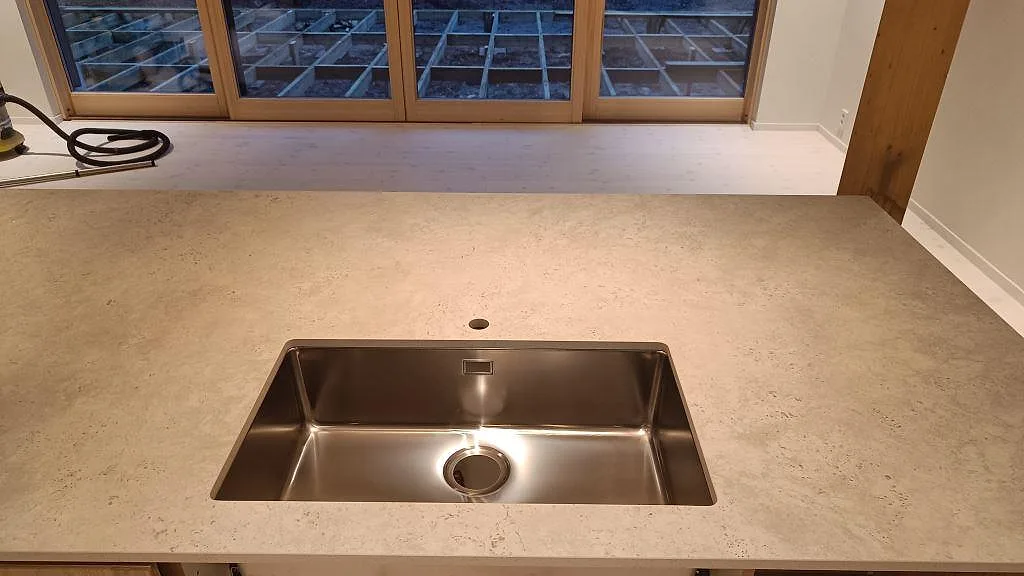 Køkkenbordplade i Dekton Tk05 Sabbia, Höllviken – billede 7