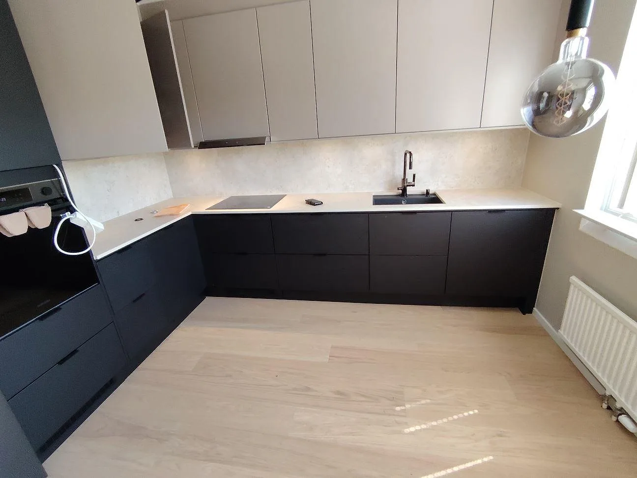 Gennemført projekt: Køkkenbordplade i Dekton Tk05 Sabbia, Järfälla.