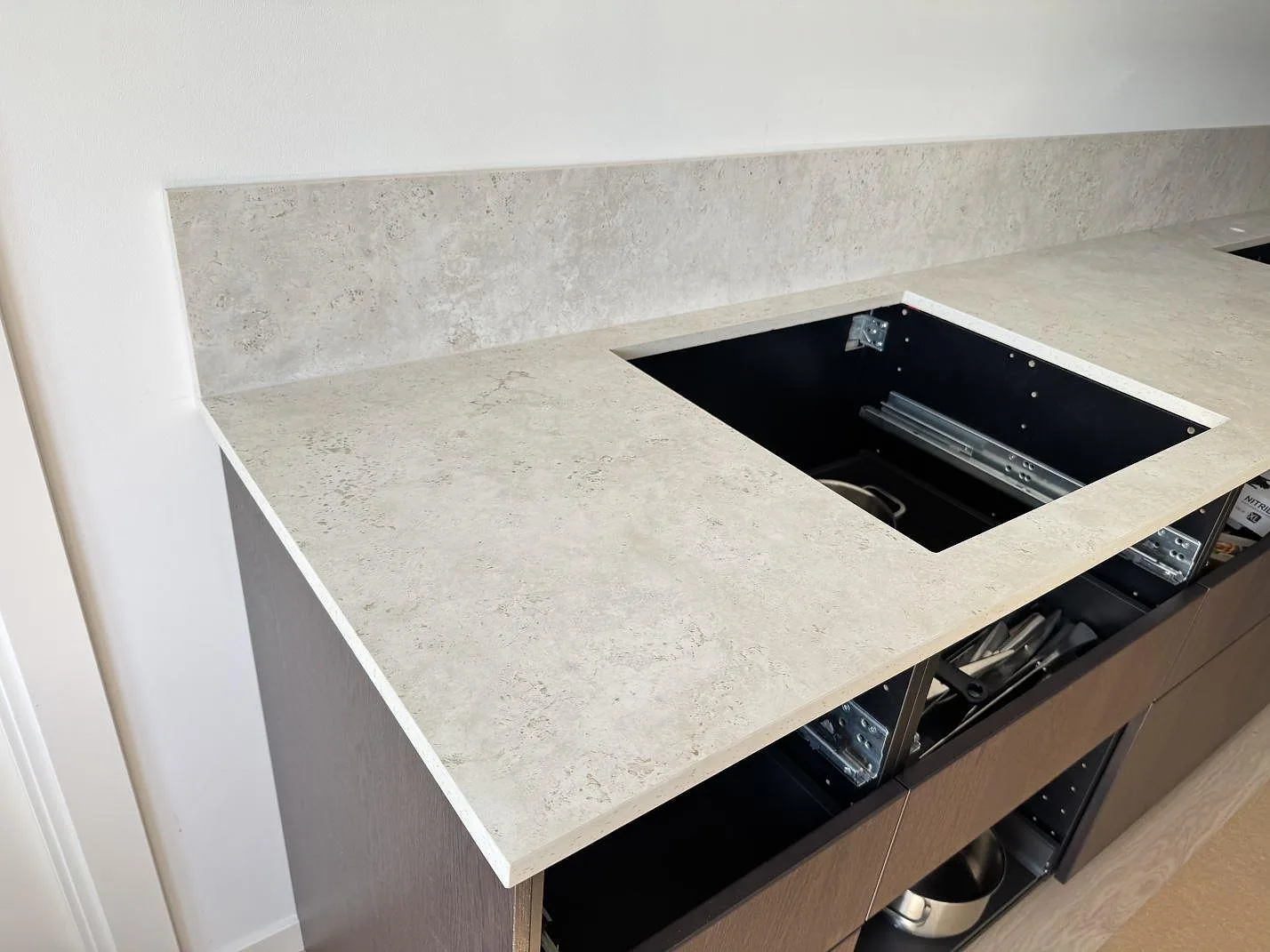Køkkenbordplade i Dekton Tk05 Sabbia, Malmö – billede 5