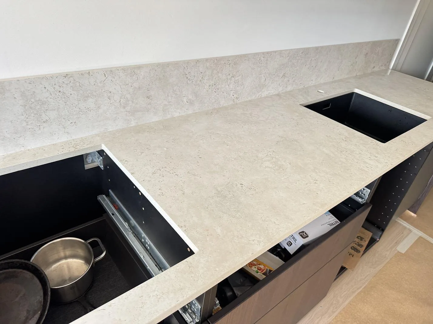 Køkkenbordplade i Dekton Tk05 Sabbia, Malmö – billede 2