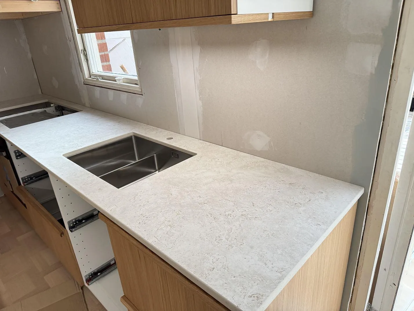 Køkkenbordplade i Dekton Tk05 Sabbia, Tollered – billede 2