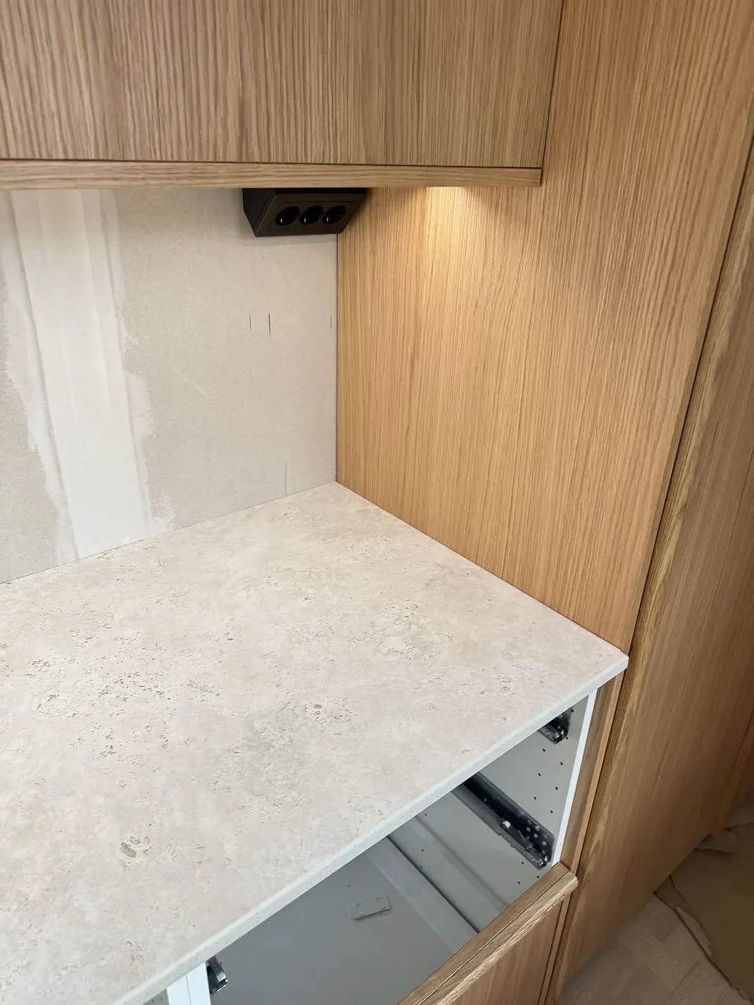 Køkkenbordplade i Dekton Tk05 Sabbia, Tollered – billede 8