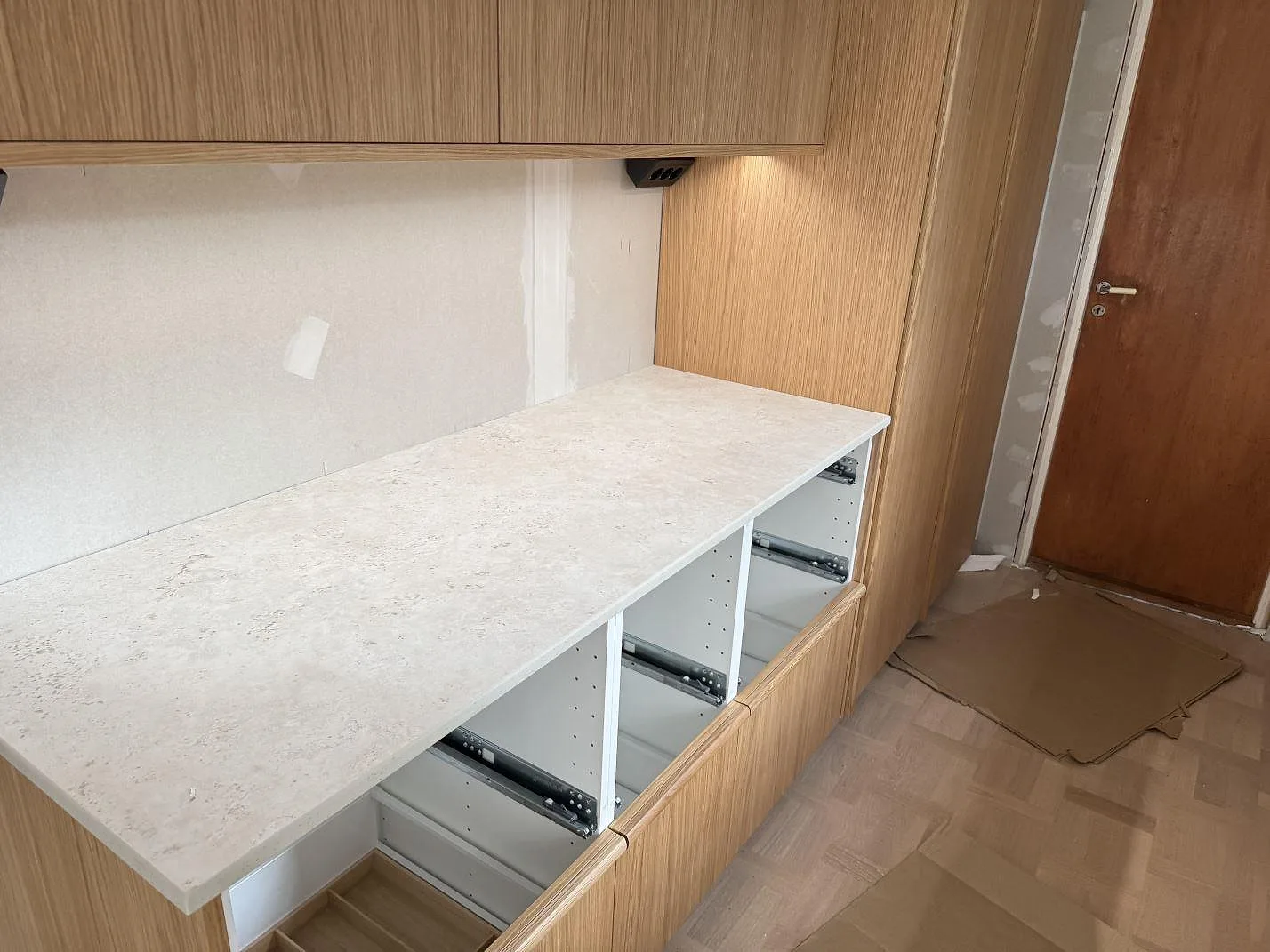 Køkkenbordplade i Dekton Tk05 Sabbia, Tollered – billede 3