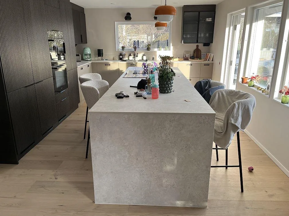 Gennemført projekt: Køkkenbordplade i Dekton Tk05 Sabbia, Trångsund.