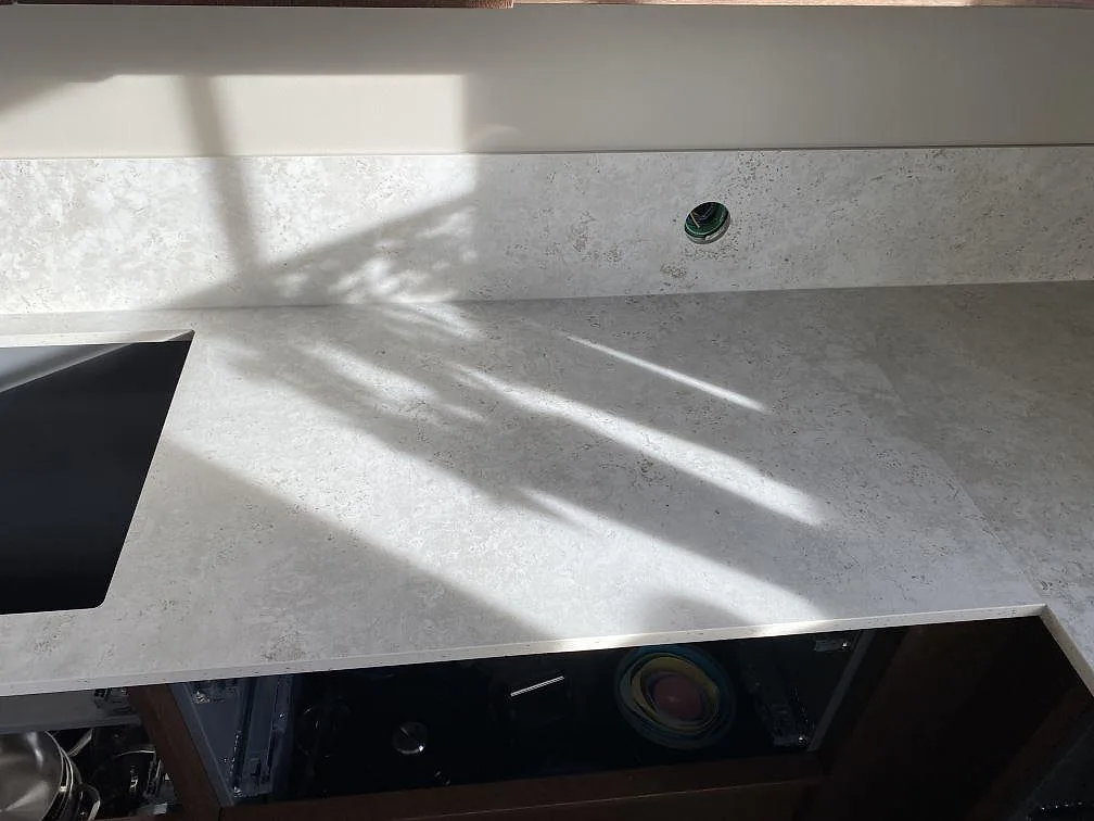 Køkkenbordplade i Dekton Tk05 Sabbia, Väjern – billede 4