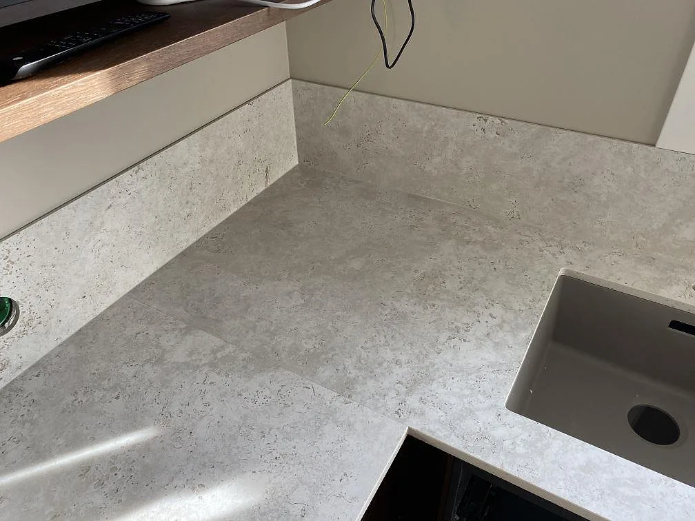 Køkkenbordplade i Dekton Tk05 Sabbia, Väjern – billede 5