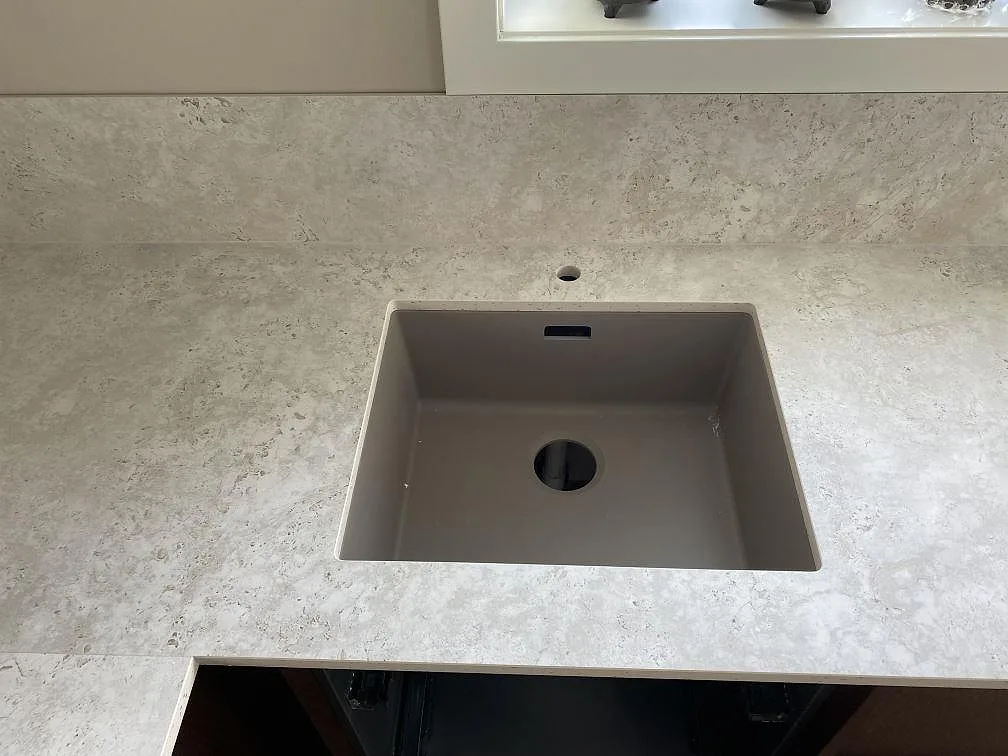 Køkkenbordplade i Dekton Tk05 Sabbia, Väjern – billede 6
