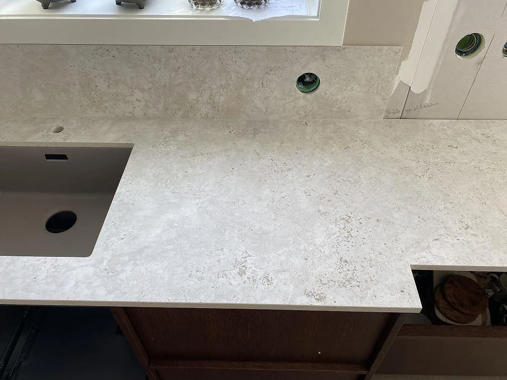 Køkkenbordplade i Dekton Tk05 Sabbia, Väjern – billede 7
