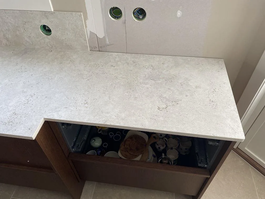 Køkkenbordplade i Dekton Tk05 Sabbia, Väjern – billede 8