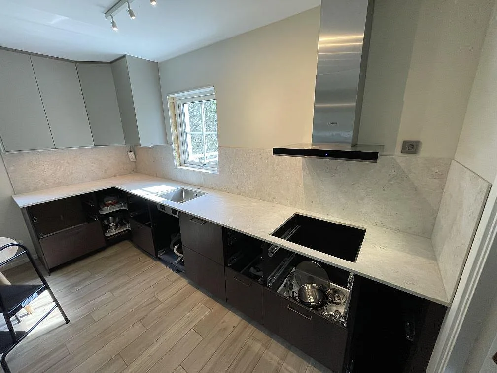 Køkkenbordplade i Dekton Tk05 Sabbia, Vaxholm – billede 2