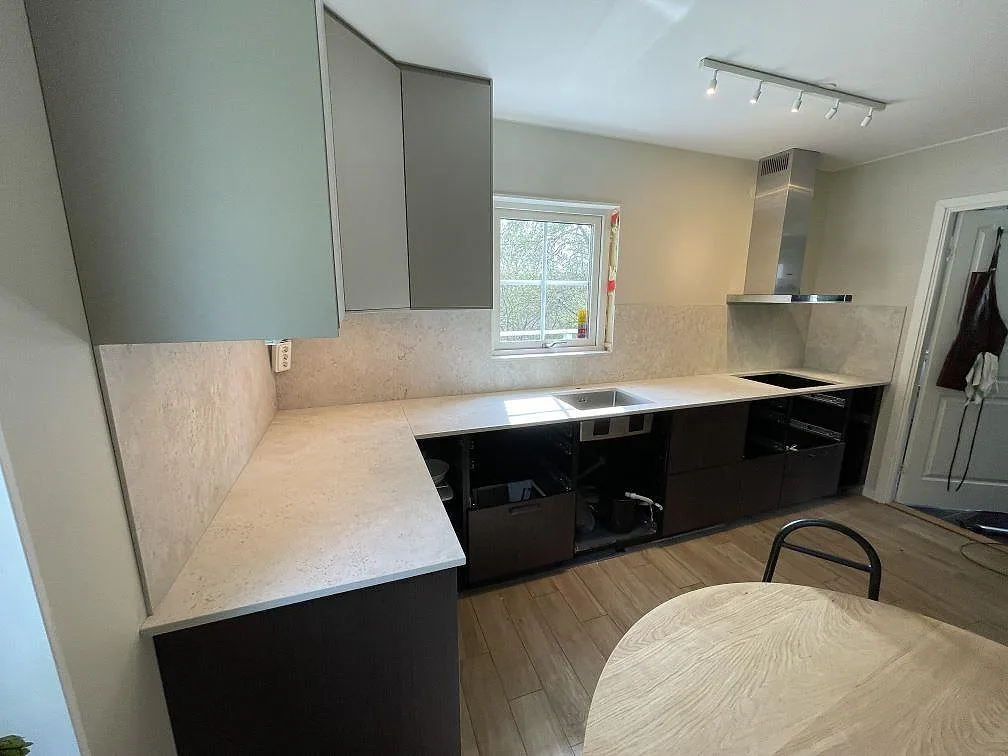 Køkkenbordplade i Dekton Tk05 Sabbia, Vaxholm – billede 3