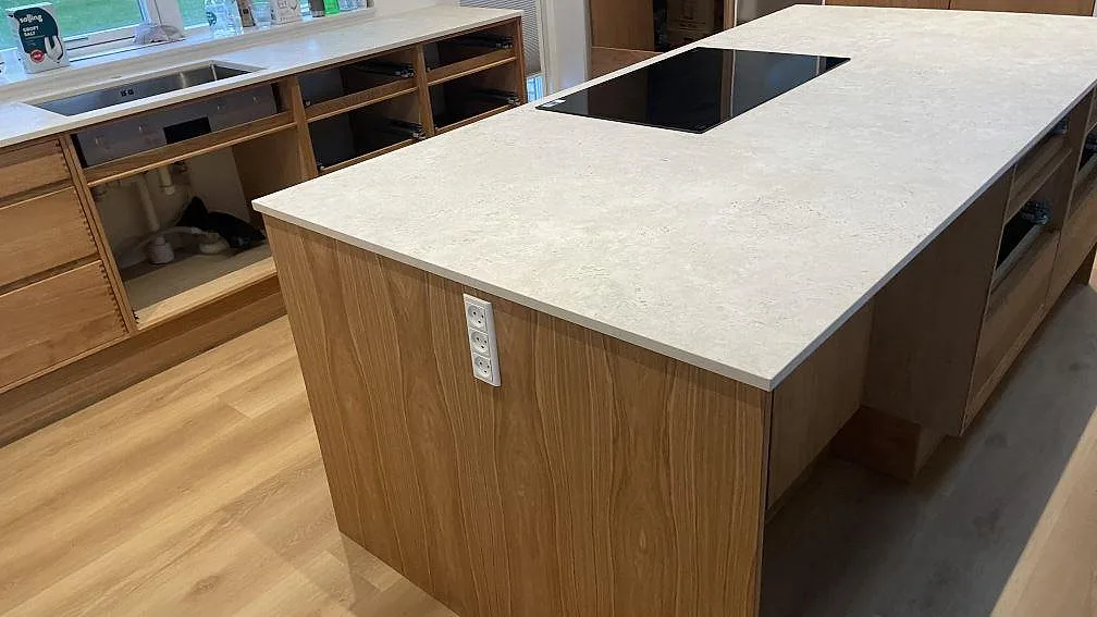 Køkkenbordplade i Dekton Tk05 Sabbia, Vejle – billede 3