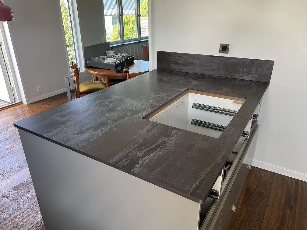 Gennemført projekt: Køkkenbordplade i Dekton Trilium, Hasslö.