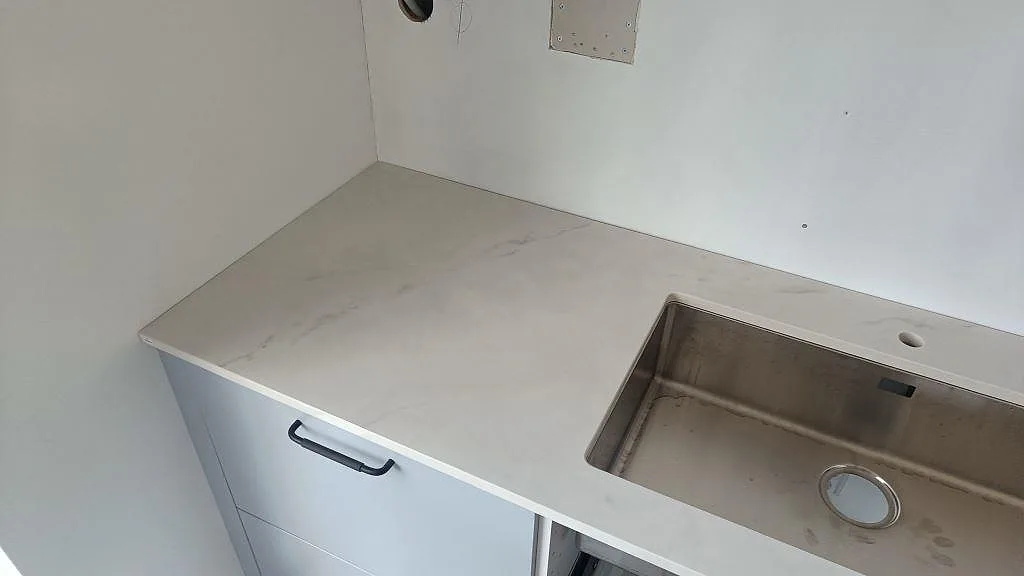 Køkkenbordplade i Dekton Tundra, Asmundtorp – billede 2