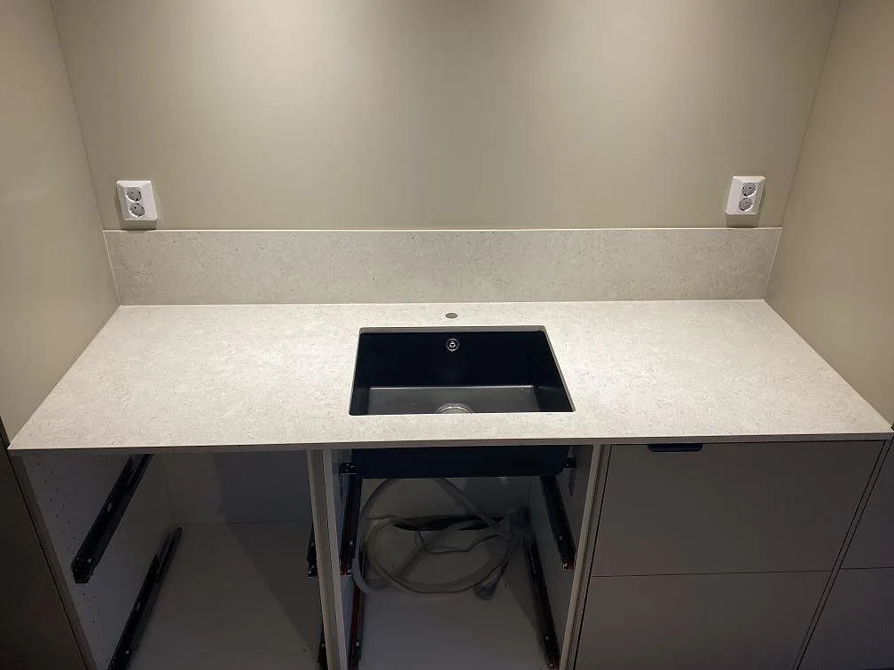 Køkkenbordplade i Dekton VK01 Nebbia, Älmhult – billede 2