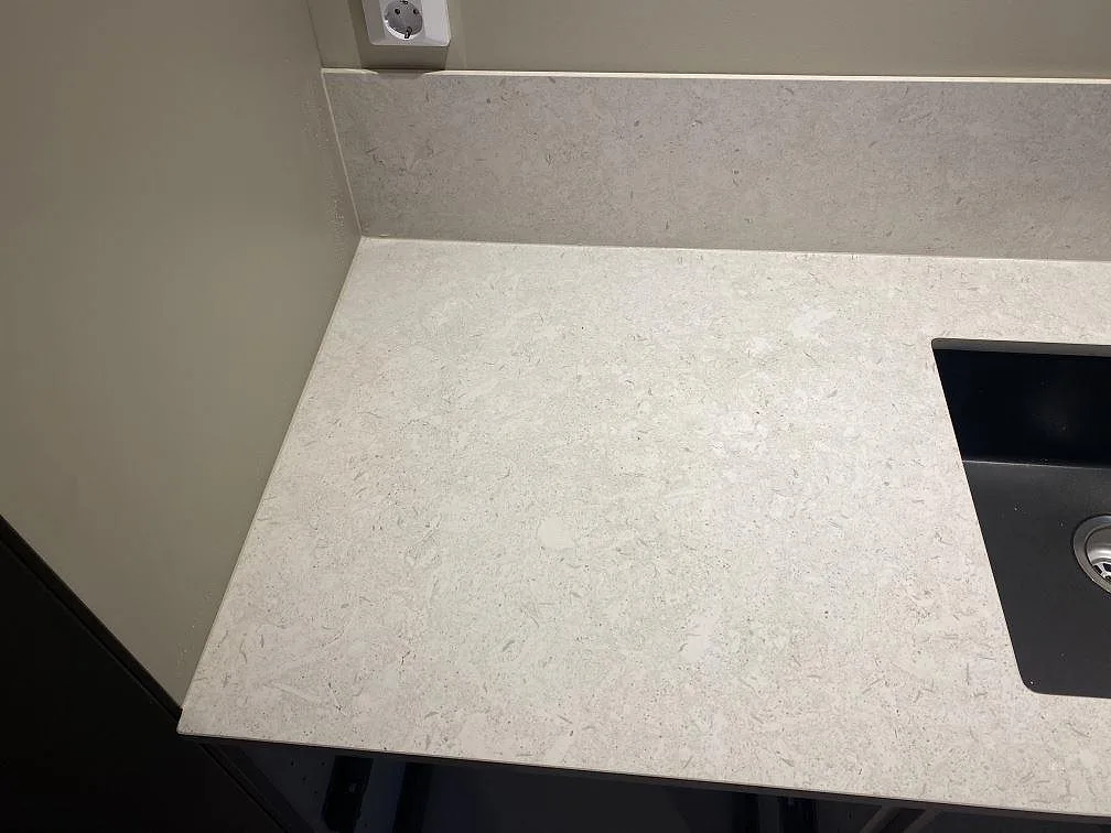 Køkkenbordplade i Dekton VK01 Nebbia, Älmhult – billede 5