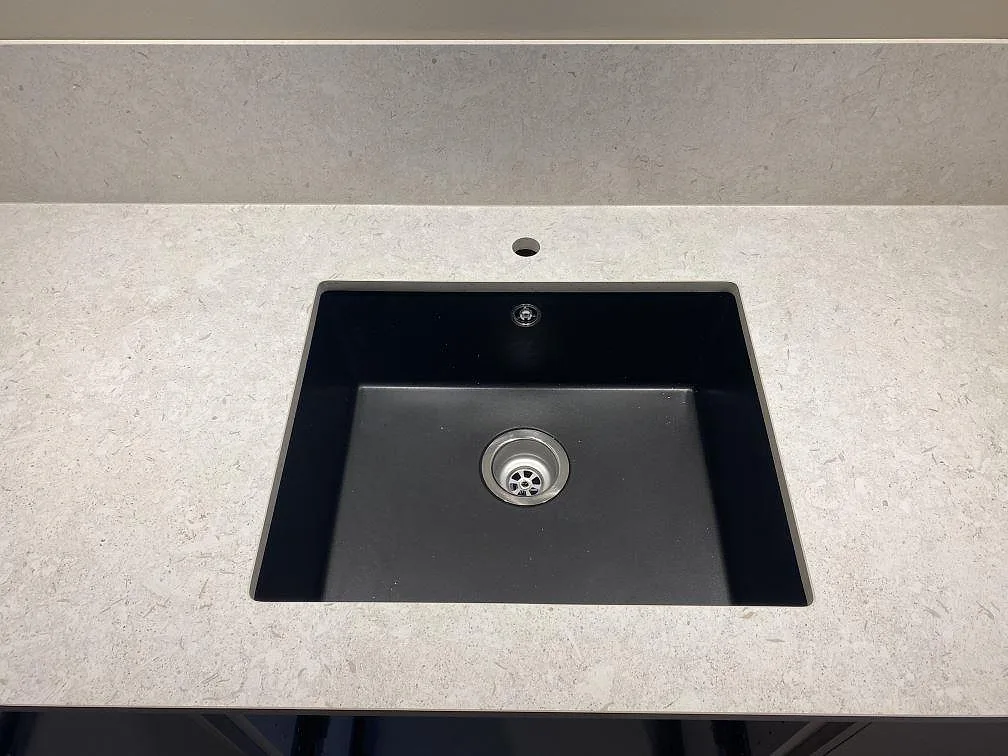 Køkkenbordplade i Dekton VK01 Nebbia, Älmhult – billede 3