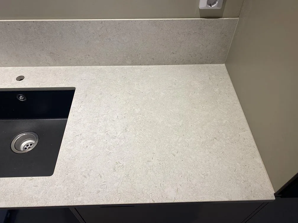 Køkkenbordplade i Dekton VK01 Nebbia, Älmhult – billede 4
