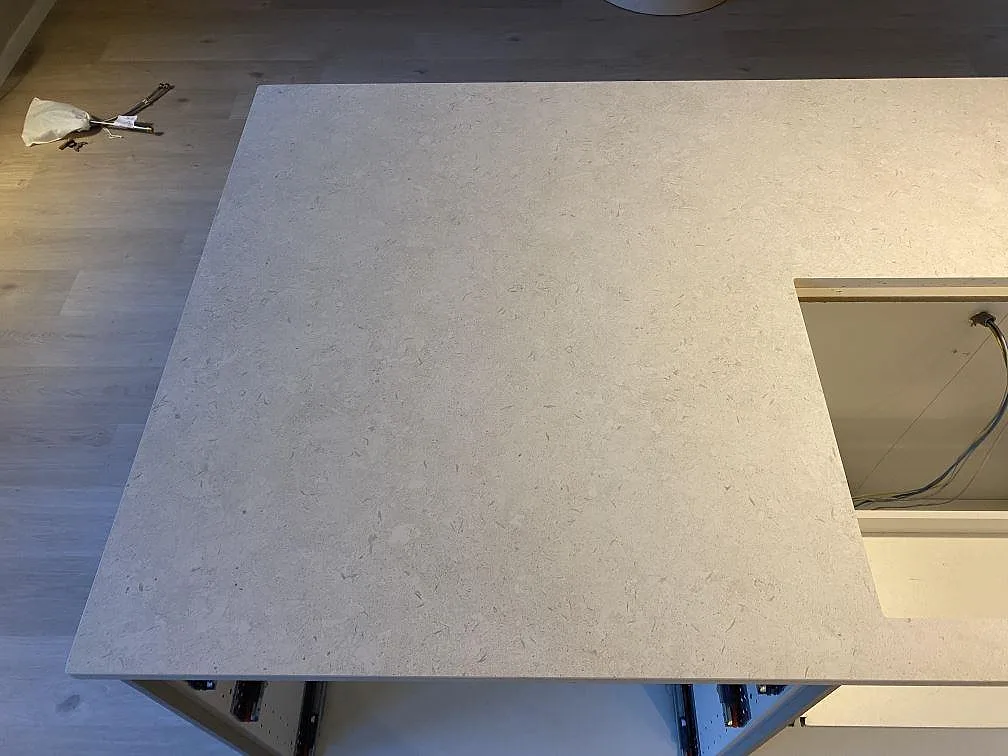 Køkkenbordplade i Dekton VK01 Nebbia, Älmhult – billede 8