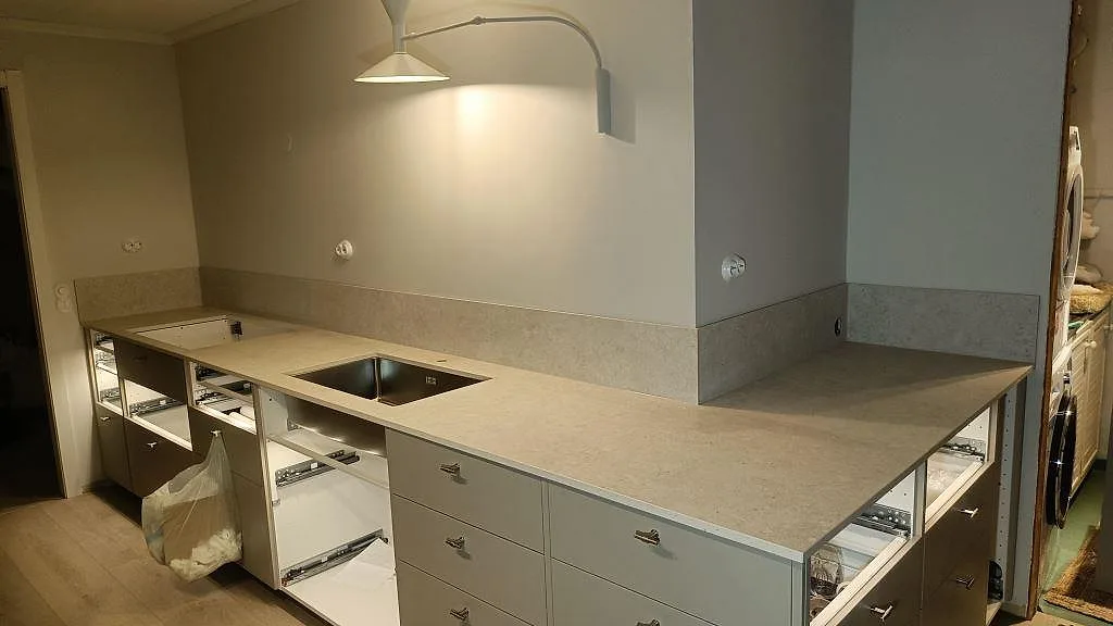 Køkkenbordplade i Dekton VK01 Nebbia, Asarum