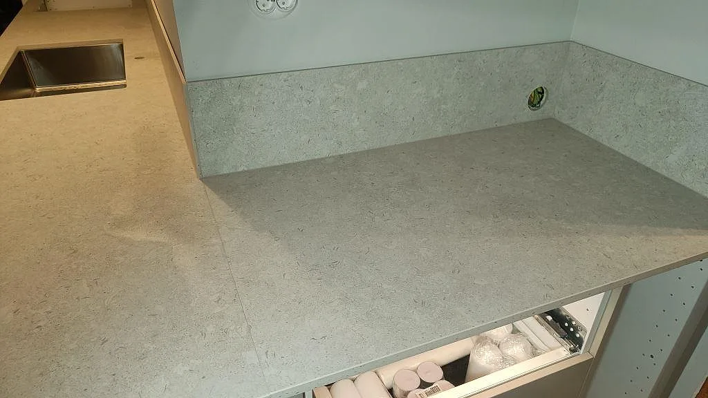 Køkkenbordplade i Dekton VK01 Nebbia, Asarum – billede 4