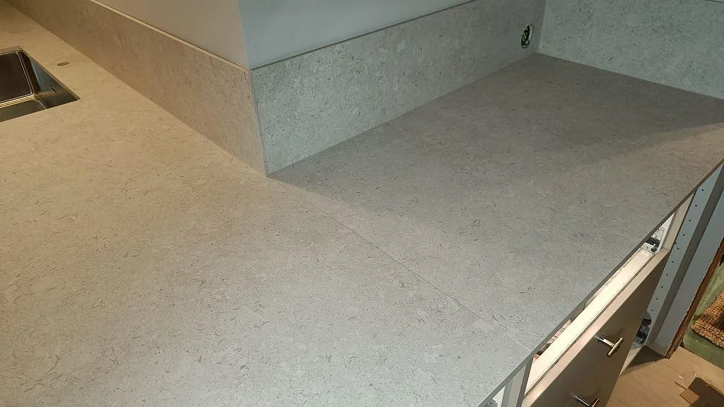 Køkkenbordplade i Dekton VK01 Nebbia, Asarum – billede 5