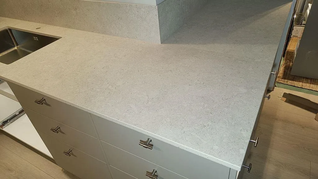 Køkkenbordplade i Dekton VK01 Nebbia, Asarum – billede 3