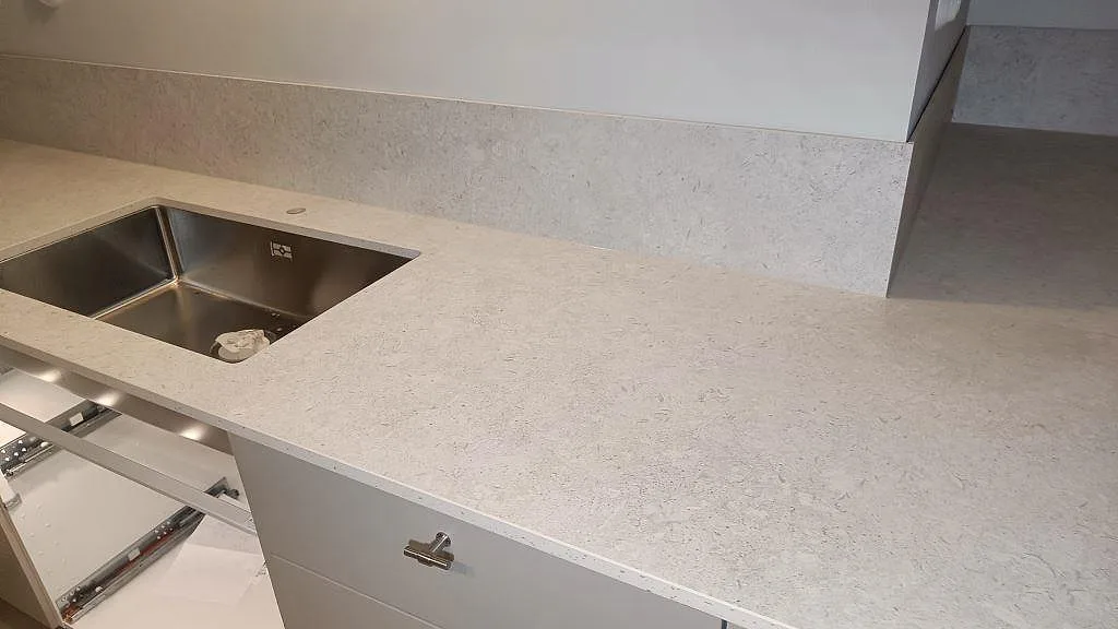 Køkkenbordplade i Dekton VK01 Nebbia, Asarum – billede 2