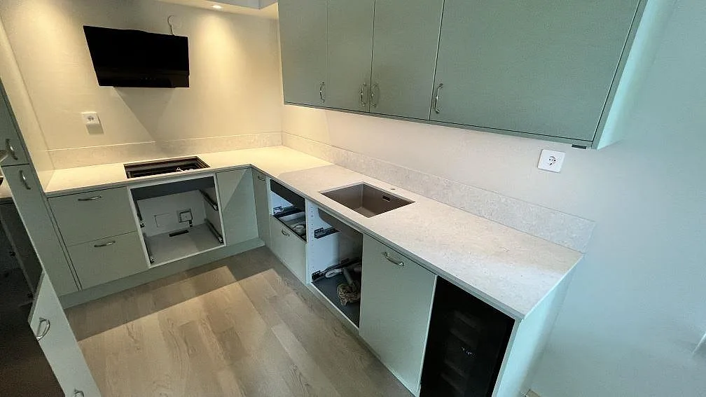 Køkkenbordplade i Dekton VK01 Nebbia, Bromma – billede 2