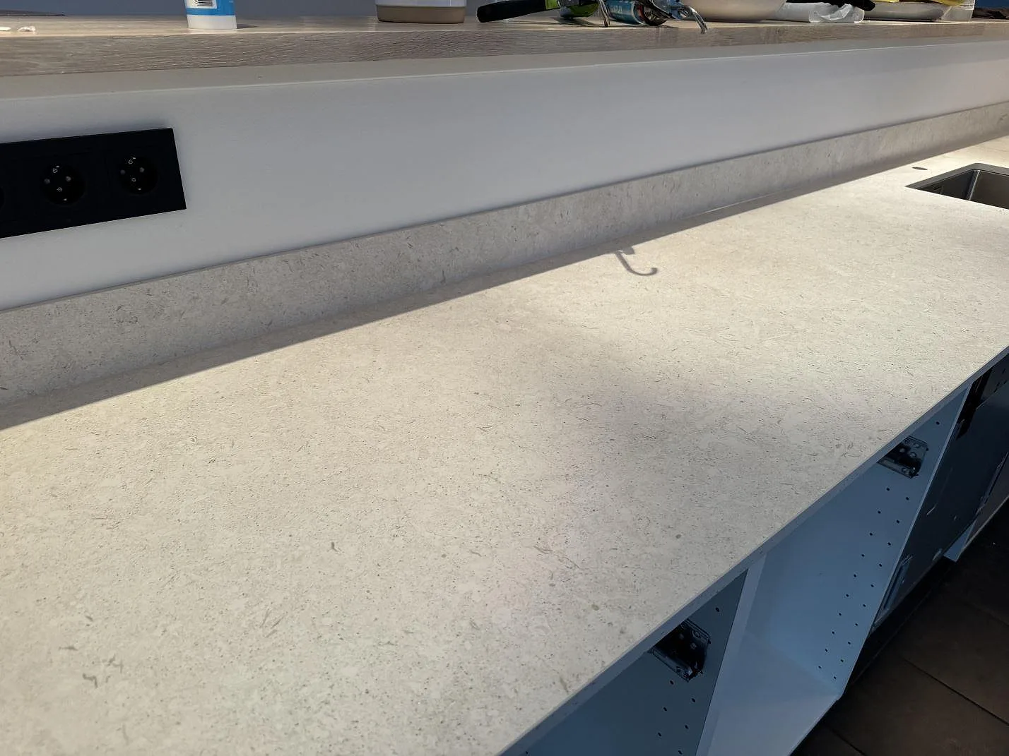 Køkkenbordplade i Dekton VK01 Nebbia, Höllviken – billede 2